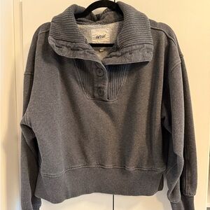 Aerie Best Button Sweatshirt
Color: Charcoal Heather Gray
Size: Women’s Medium